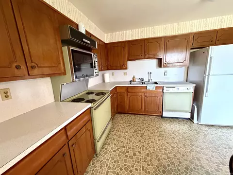 Kitchen - 2811 E 100 South Rd, Kokomo, IN 46902 photo 4 of 4