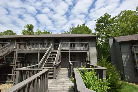 9245 S Pointe Retreat Dr, Bloomington, IN 47401