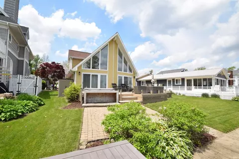 10272 S Channel Dr, Syracuse, IN 46567