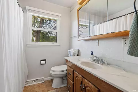 Bath - 1821 Billy Dr, Fort Wayne, IN 46818 photo 1 of 1