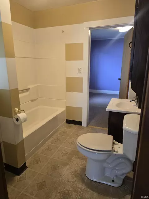 Bath - 714 E Hoffer St, Kokomo, IN 46902 photo 2 of 2