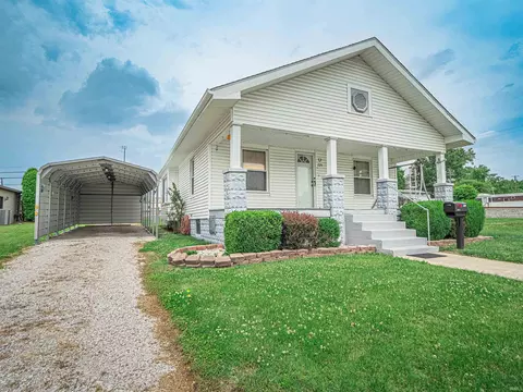 224 N Jackson St, Oakland City, IN 47660