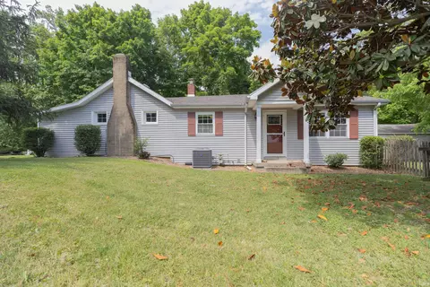 10000 Lockwood Ln, Newburgh, IN 47630