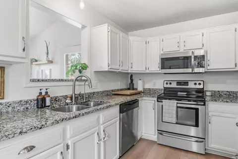 Kitchen - 5515 Sable Ct, Fort Wayne, IN 46835 photo 2 of 3