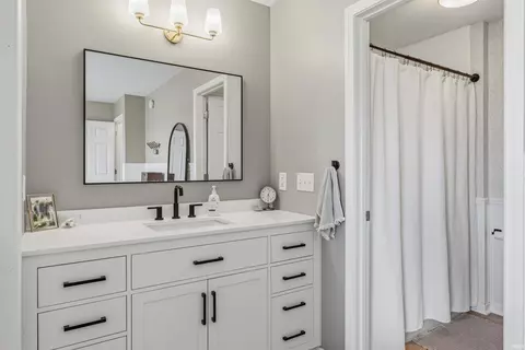 Bath - 5515 Sable Ct, Fort Wayne, IN 46835 photo 2 of 3