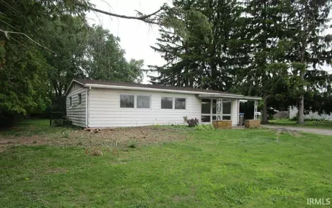 304 E Pickwick Dr, Syracuse, IN 46567