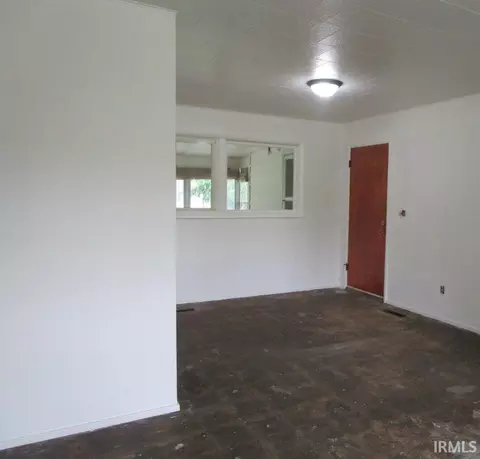 Living - 304 E Pickwick Dr, Syracuse, IN 46567 photo 1 of 2
