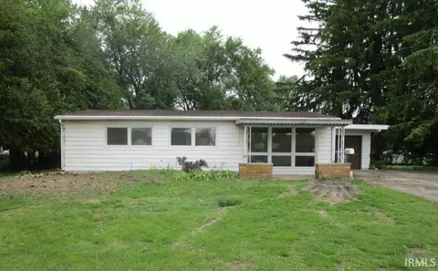 Exterior - 304 E Pickwick Dr, Syracuse, IN 46567 photo 2 of 6