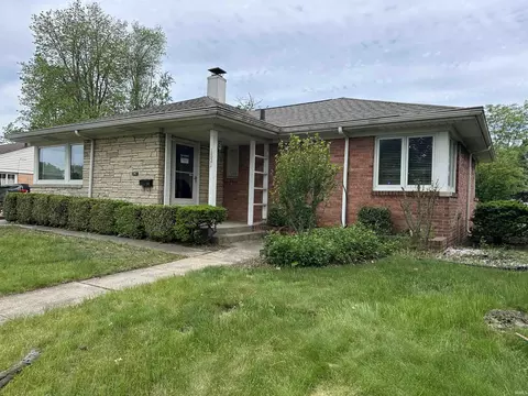 1821 Rockne Dr, South Bend, IN 46617