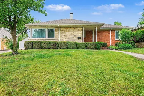 1821 Rockne Dr, South Bend, IN 46617