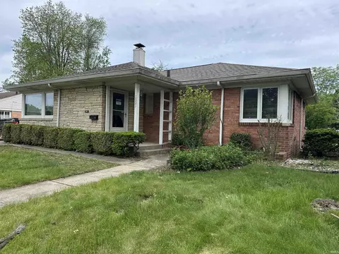 1821 Rockne Dr, South Bend, IN 46617