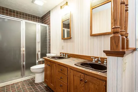 Bath - 409 E Woodridge Dr, Bloomington, IN 47408 photo 1 of 3