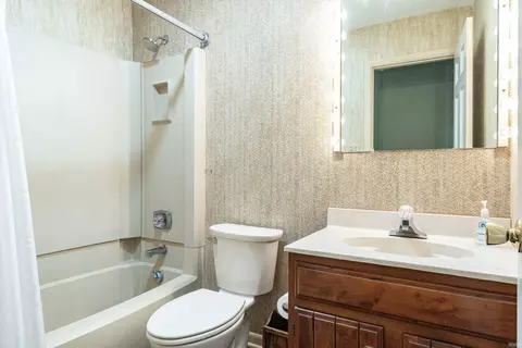 Bath - 409 E Woodridge Dr, Bloomington, IN 47408 photo 2 of 3
