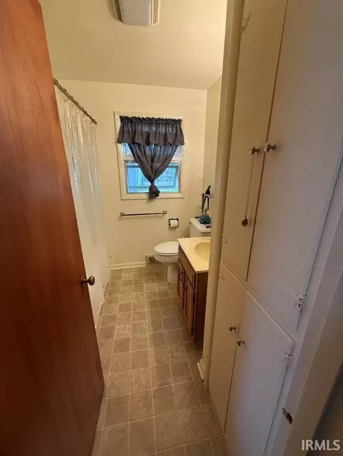 Bath - 1104 N 8th St, Mitchell, IN 47446 photo 1 of 1