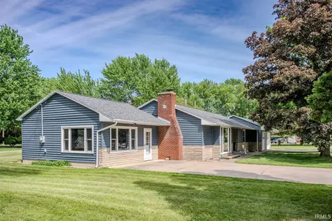 404 E Pickwick Dr, Syracuse, IN 46567