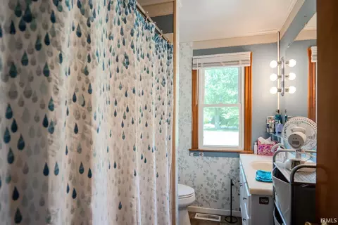 Bath - 404 E Pickwick Dr, Syracuse, IN 46567 photo 1 of 1