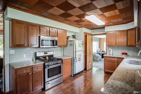 Kitchen - 404 E Pickwick Dr, Syracuse, IN 46567 photo 3 of 3