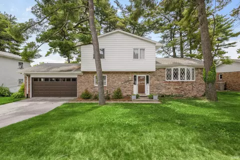 2702 Arrowhead Dr, South Bend, IN 46628