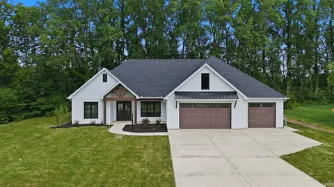 8078 E Country Club Ln, Syracuse, IN 46567