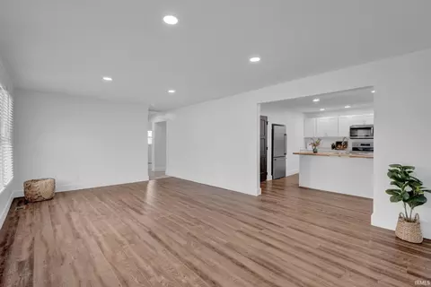 Living - 1007 23rd St, Bedford, IN 47421 photo 3 of 4