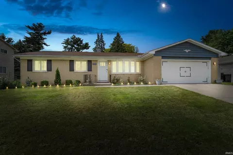 2643 Summit Ridge Dr, South Bend, IN 46628