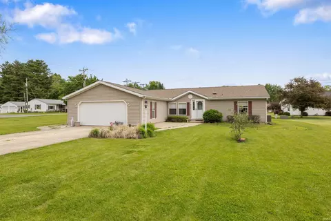 511 N Mid Lake Dr, North Webster, IN 46555