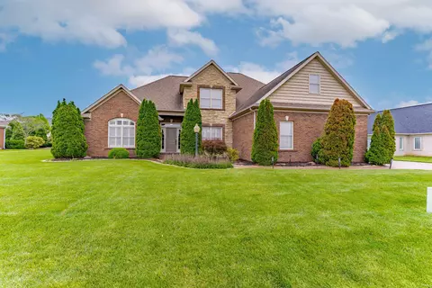 2084 Long Cove Cir, Newburgh, IN 47630