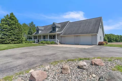 8960 N Angling Rd, Kendallville, IN 46755