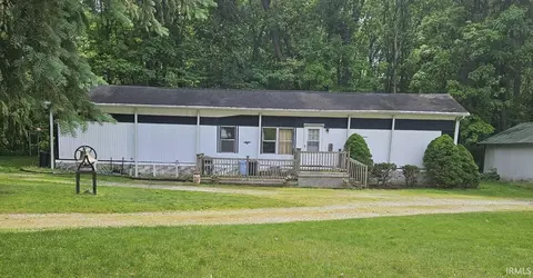 6735 N 850 E, Howe, IN 46746