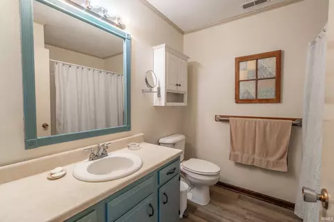 Bath - 1069 Mitten Dr, Wabash, IN 46992 photo 2 of 3