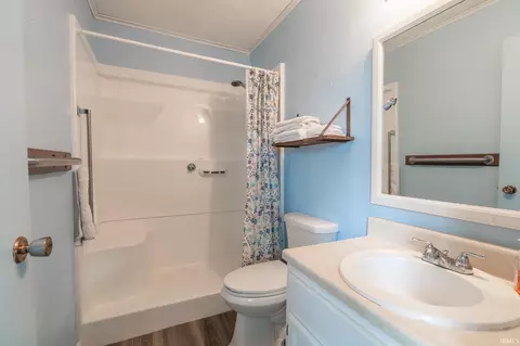 Bath - 1069 Mitten Dr, Wabash, IN 46992 photo 1 of 3