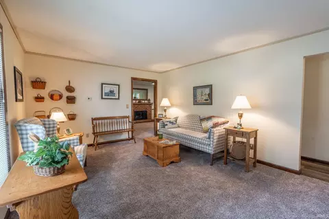 Living - 1069 Mitten Dr, Wabash, IN 46992 photo 2 of 3