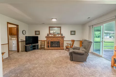 Living - 1069 Mitten Dr, Wabash, IN 46992 photo 3 of 3