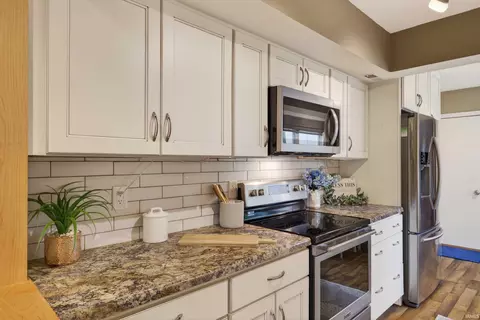 Kitchen - 9136 Greenridge Ln, Bloomington, IN 47401 photo 2 of 2