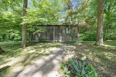 890 Sycamore Lake Dr, Evansville, IN 47712