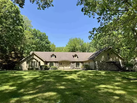 50555 Country Knolls Dr, Granger, IN 46530