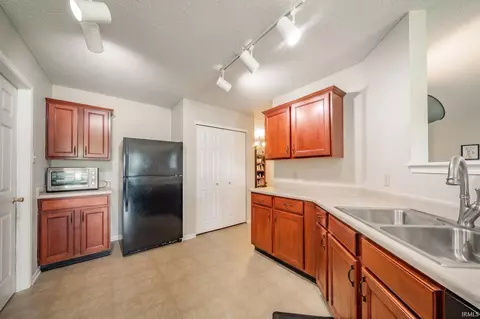 Kitchen - 8039 S Evening Dr, Pendleton, IN 46064 photo 2 of 2