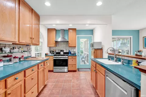 Kitchen - 2257 S Bent Tree Dr, Bloomington, IN 47401 photo 2 of 3