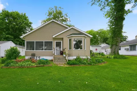 2948 E Skinner Lake N Dr, Albion, IN 46701