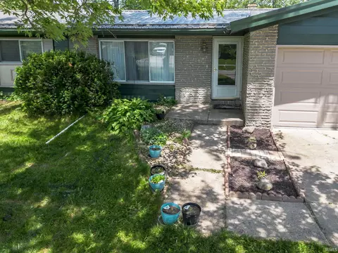 2423 Otsego Dr, Fort Wayne, IN 46825