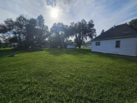 Exterior - 702 S Durbin St, Bicknell, IN 47512 photo 2 of 5