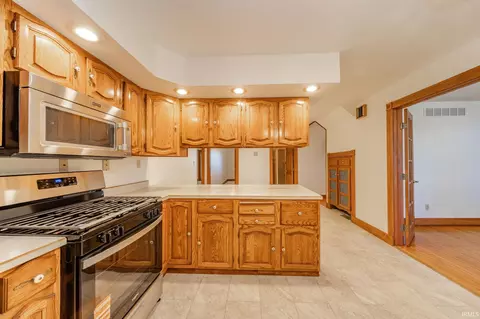 Kitchen - 111 S County Road 500, New Castle, IN 47362 photo 2 of 2