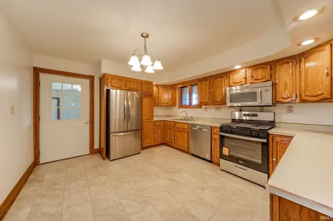Kitchen - 111 S County Road 500, New Castle, IN 47362 photo 1 of 2