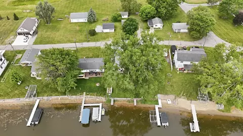 55 Lane 275b Turkey Lk, Hudson, IN 46747