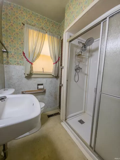 Bath - 426 E 7th St, Mount Carmel, IL 62863 photo 2 of 3