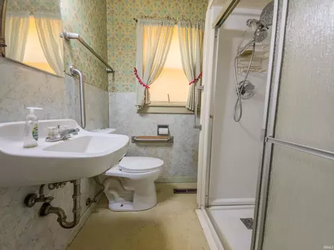 Bath - 426 E 7th St, Mount Carmel, IL 62863 photo 3 of 3