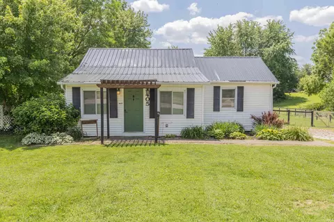 405 E Warrick St, Owensville, IN 47665