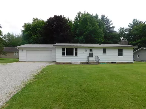 7531 W Crystal Lake Rd, Warsaw, IN 46580