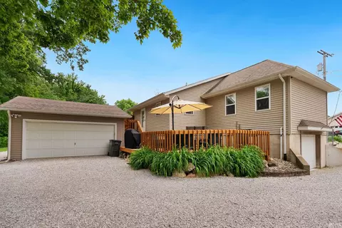 2136 Chapman Lake Dr, Warsaw, IN 46582