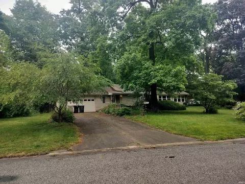 906 White Oak Dr, South Bend, IN 46617